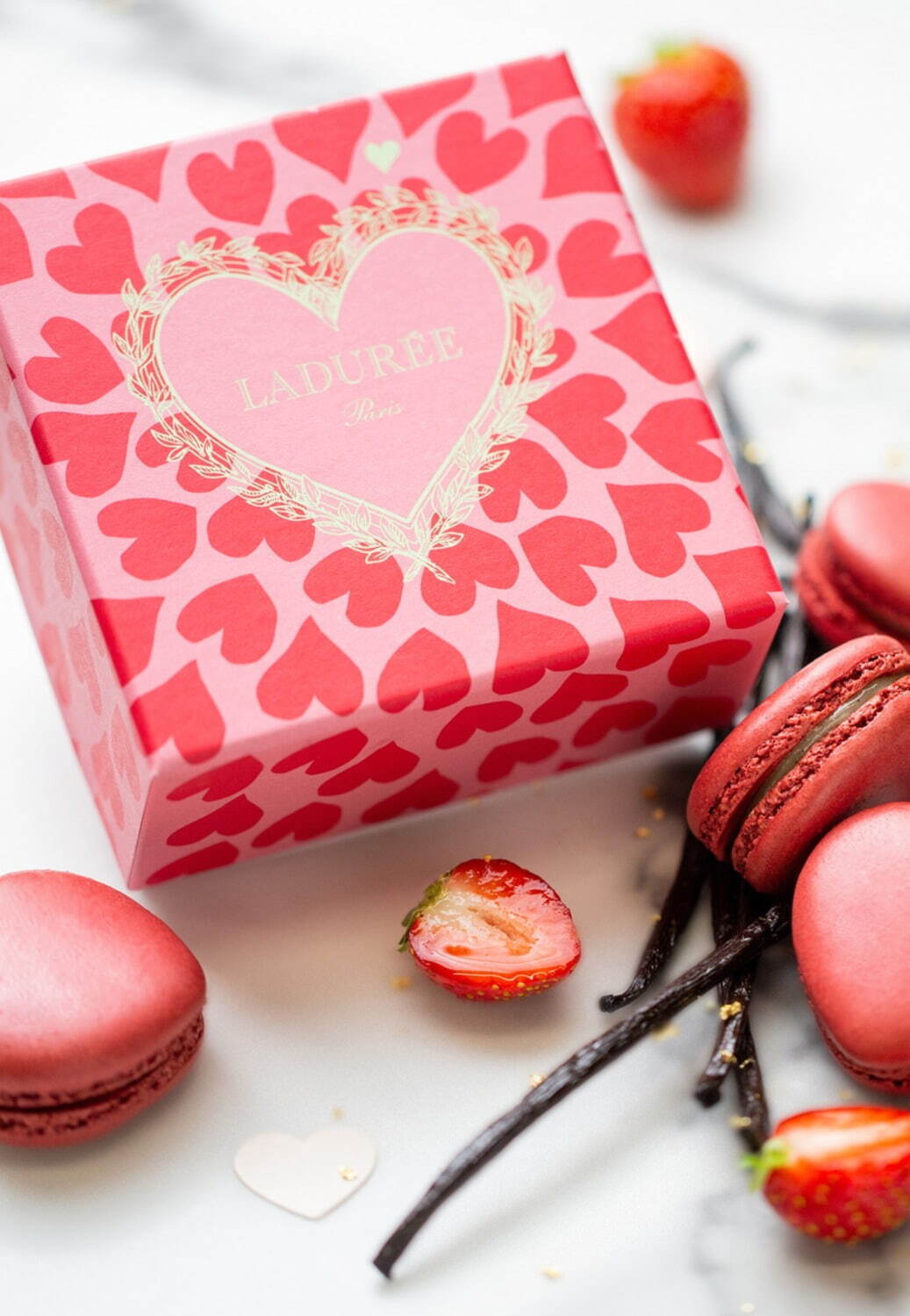 ラデュレの24年バレンタイン、ピンク＆赤のハートの限定マカロンボックス＆"とろける”チョコサブレなど｜写真1
