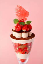 資生堂パーラー“濃厚ティラミス×ベリー”の24年バレンタイン限定パフェ、パステル色チョコを飾って｜写真5