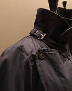 マリナ イー“二重フロント”のトレンチコートがネイビーカラーに、スーパー エー マーケット限定で｜写真3