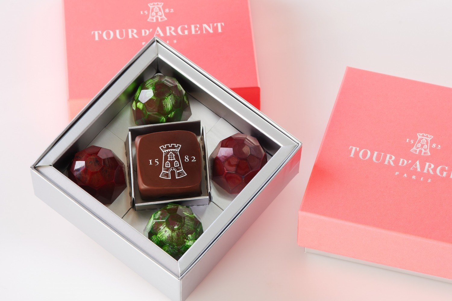 ホテルニューオータニ トゥールダルジャン 東京の24年バレンタイン、グラス付き限定ハート型チョコなど