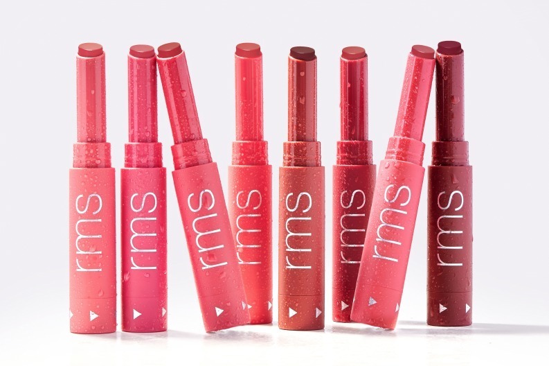 コーラル｜アールエムエス ビューティー24年春コスメ、“美容液成分”でうるおいケアする高発色リップスティック