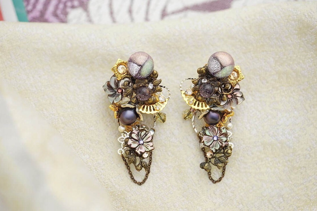 京都発“ピアスのようなイヤリング”「ぴあり」源氏物語の作者・紫式部モチーフのガラスジュエリー