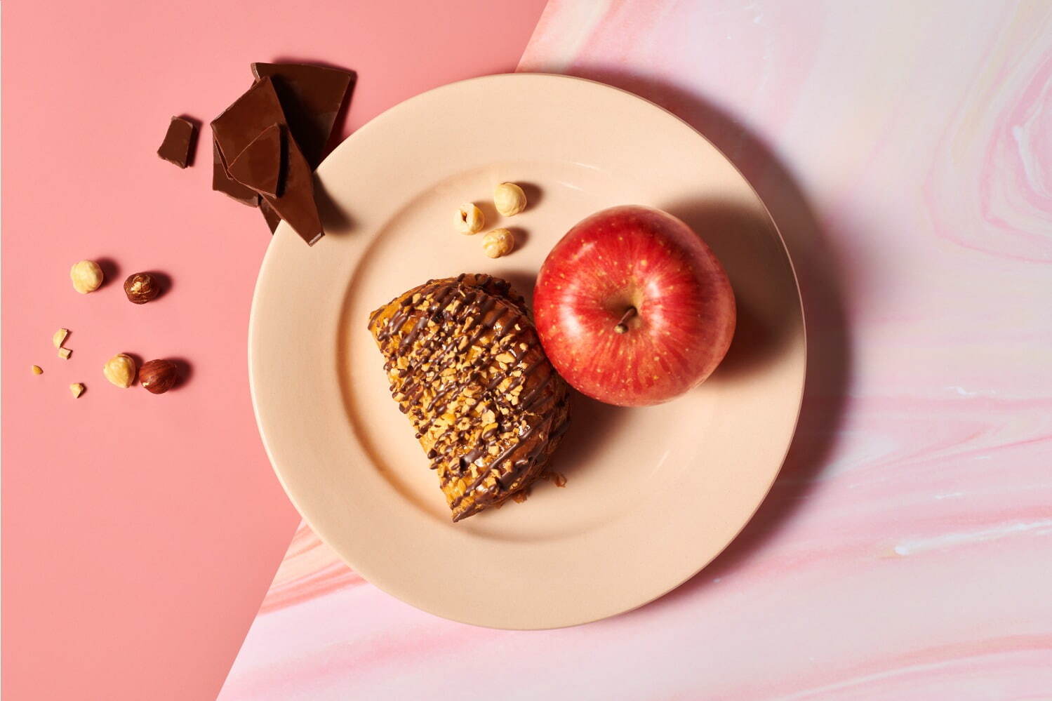 RINGOのバレンタイン限定アップルパイ、チョコレート＆ヘーゼルナッツカスタードを合わせて｜写真2