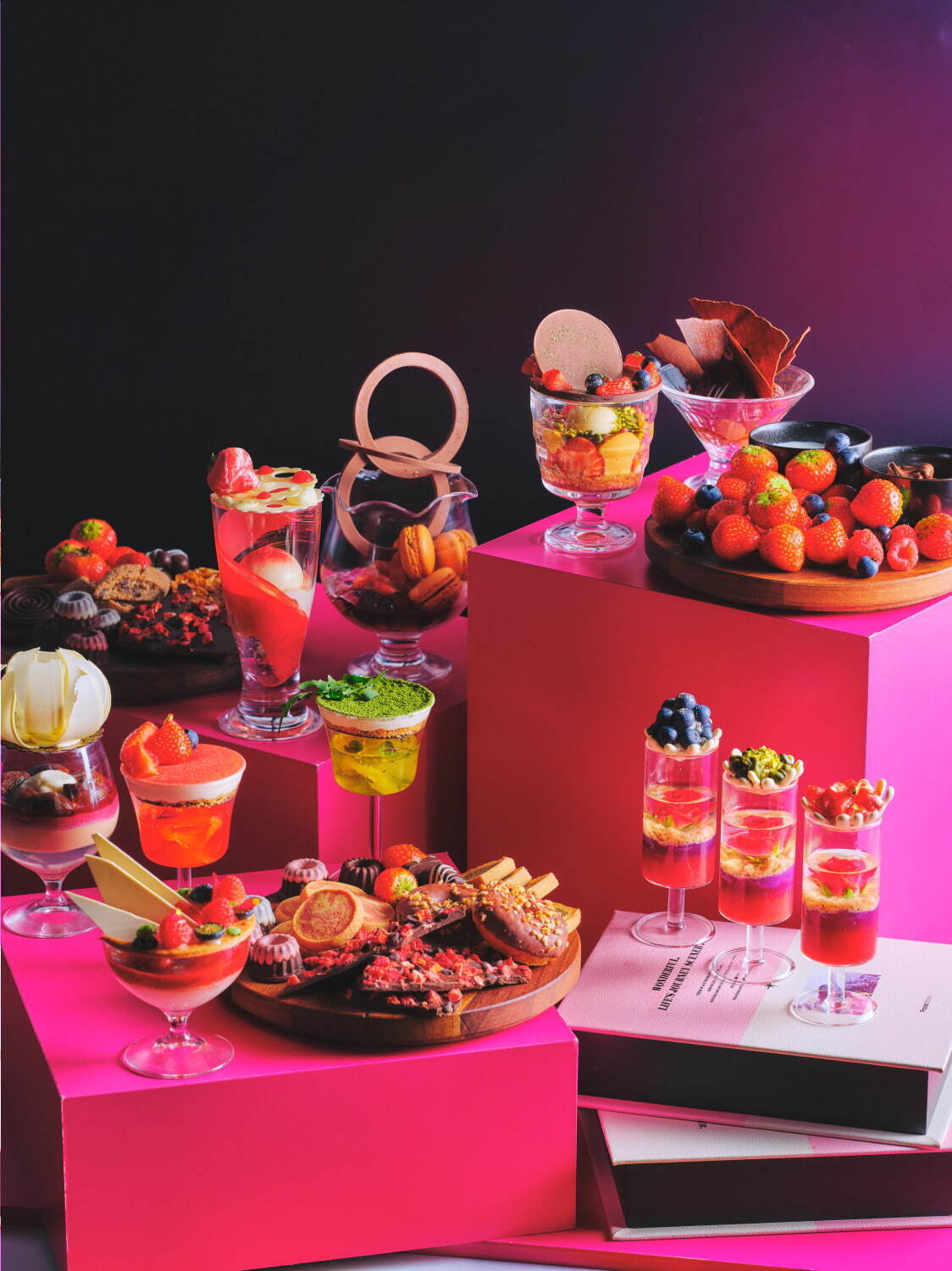 コンラッド大阪“自分だけのパフェを作る”苺スイーツビュッフェ、フレッシュベリーやケーキでカスタム｜写真3