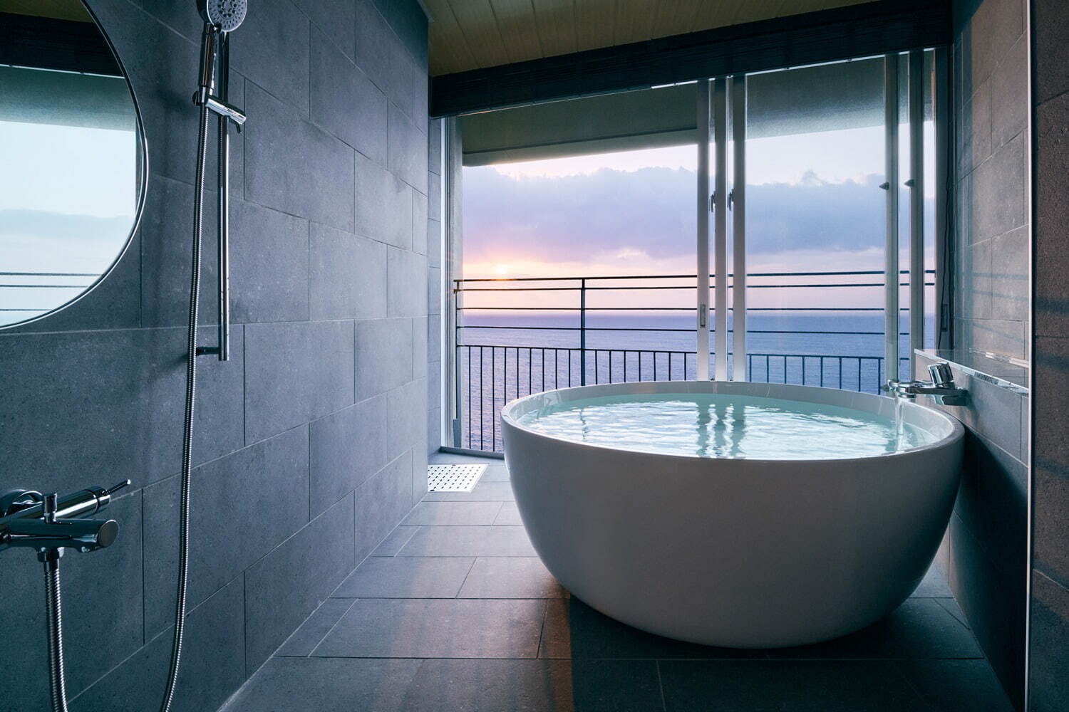屋久島のリゾートホテル「サマナ ホテル ヤクシマ」温泉付きオーシャンビュー客室、絶景を望むバーも｜写真9
