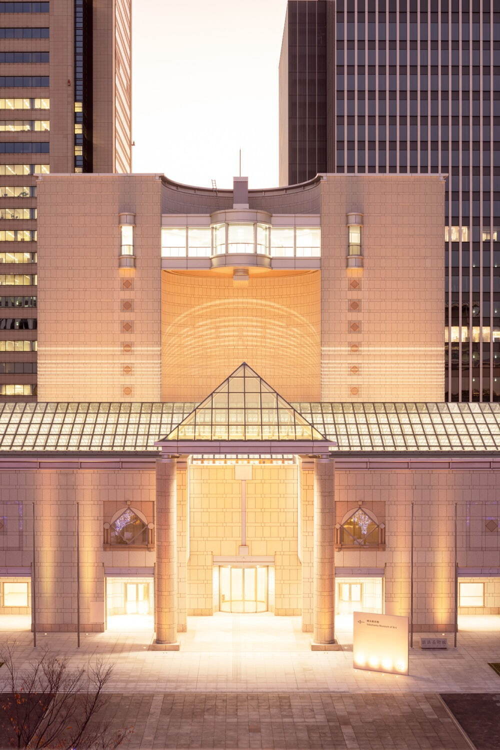 横浜美術館がリニューアル - 大階段に囲まれるラウンジ新設、カフェ＆無料利用できる美術図書室を一新｜写真4