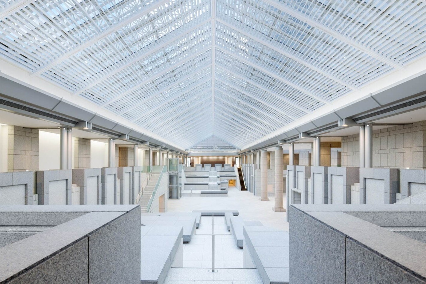 美術館｜横浜美術館がリニューアル - 大階段に囲まれるラウンジ新設、カフェ＆無料利用できる美術図書室を一新