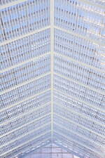 横浜美術館がリニューアル - 大階段に囲まれるラウンジ新設、カフェ＆無料利用できる美術図書室を一新｜写真5