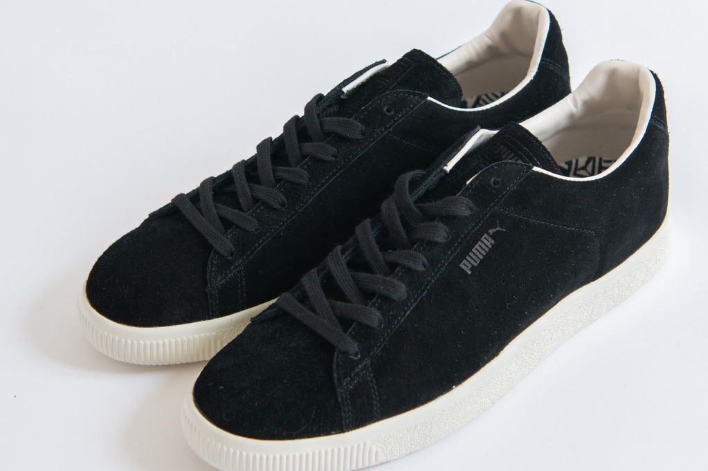 トゥモローランド×プーマ「スエード」メンズスニーカー、オールブラック＆パンチングレザー仕様で