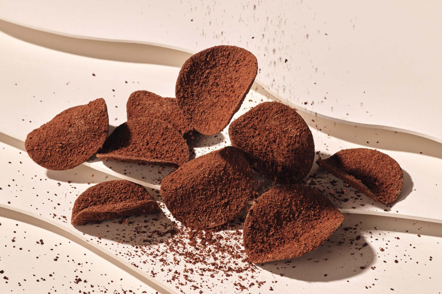 北海道発“冬限定”スイーツ「スノー」“パリッと食感×粉雪の口どけ”の濃厚チョコレートチップス