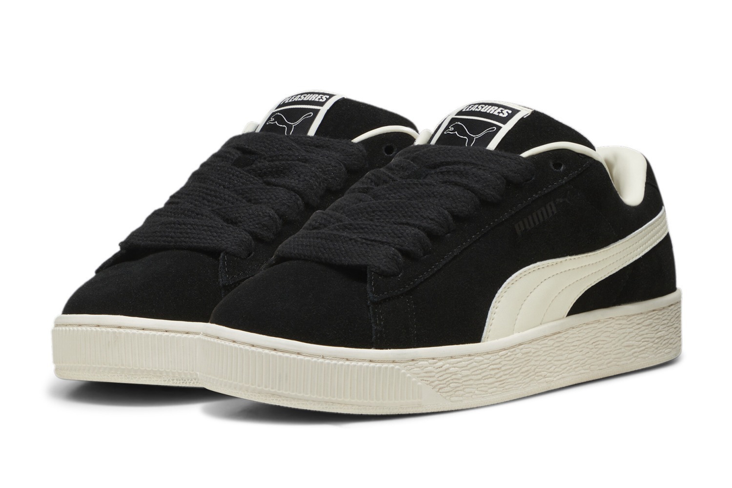 90年代デザイン｜プーマ×プレジャーズのコラボスニーカー、アイコン「スウェード」をサイズアップ