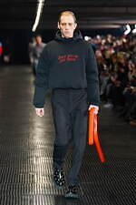 MSGM 2024年秋冬メンズコレクション - 都市、重厚さを打ち払う推進力｜写真23