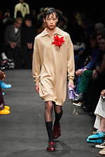 JW アンダーソン 2024年秋冬コレクション - 親密なる室内の装い｜写真11