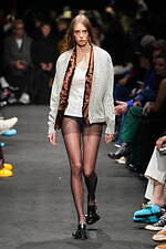 JW アンダーソン 2024年秋冬コレクション - 親密なる室内の装い｜写真18