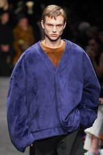 JW アンダーソン 2024年秋冬コレクション - 親密なる室内の装い｜写真79