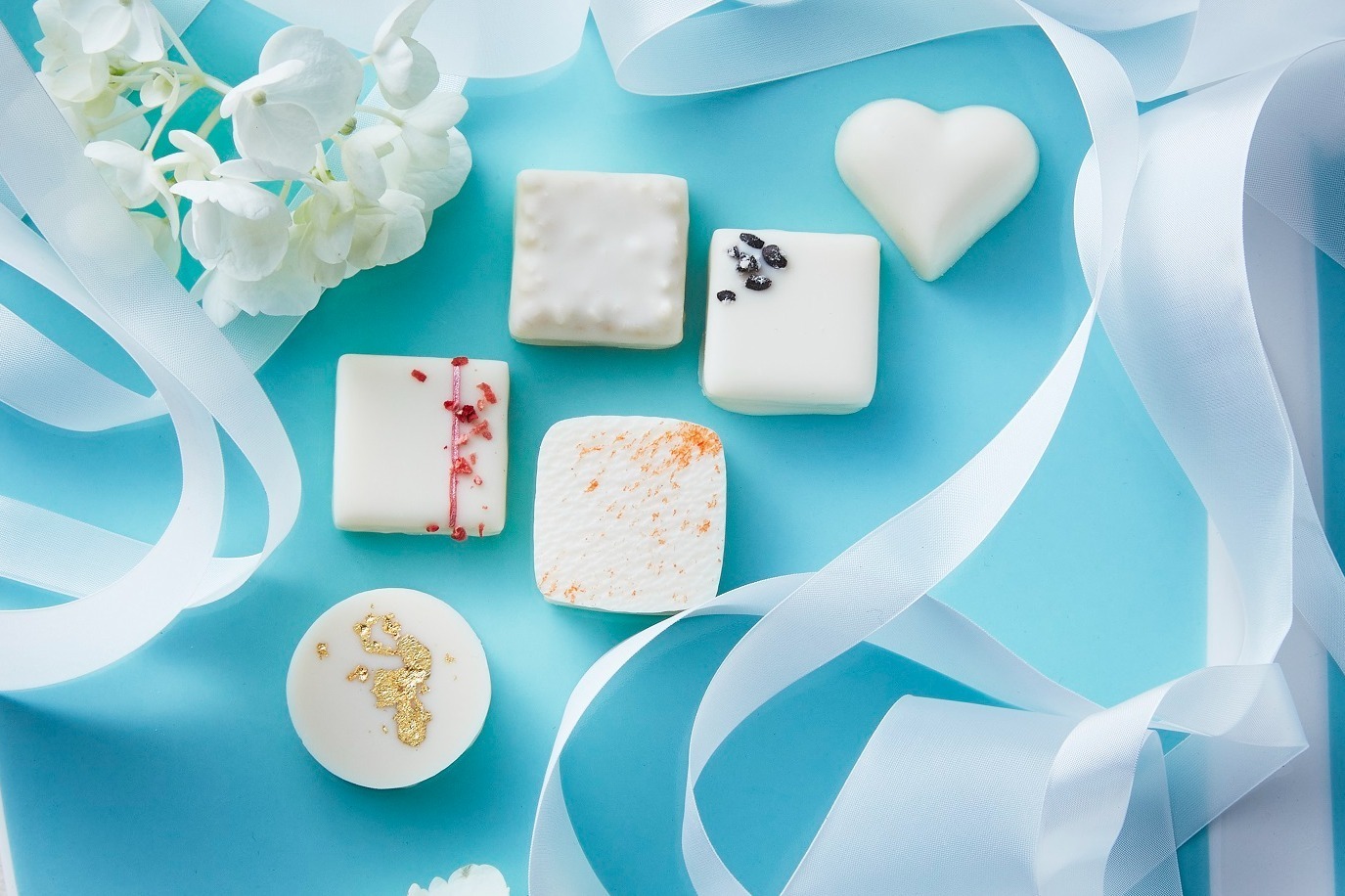 ショコラティエ パレ ド オール「サロン・デュ・ショコラ」限定BOX、金箔を添えた純白ホワイトチョコ