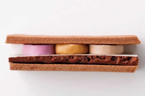 イシヤ・ジー冬限定「ガナッシュサンド」"カカオニブ×ホワイトチョコ×フィリング”3層のココアサブレ｜エキュート東京