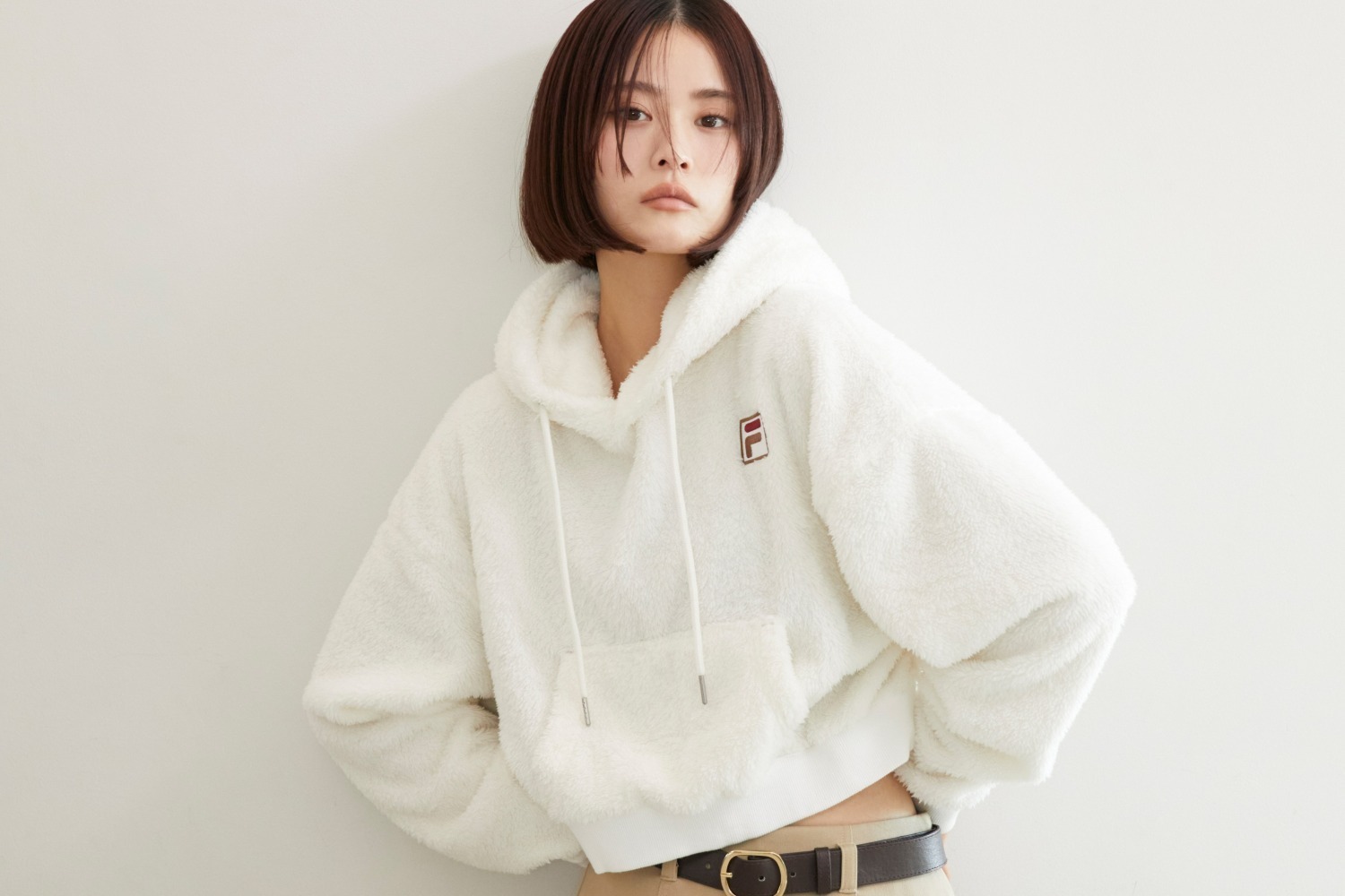 スナイデル限定フィラ“クロップド丈”パーカー＆パンツ、淡いアイボリーの厚底スニーカーも