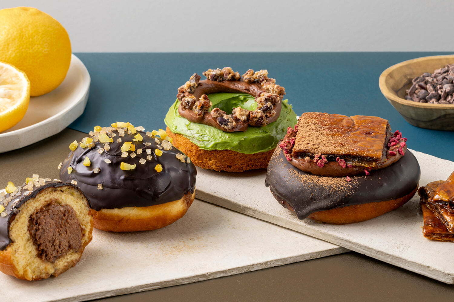 カカオニブ｜コエ ドーナツ京都の24年バレンタイン、パイを乗せた“ミルフィーユ風”チョコレートドーナツ