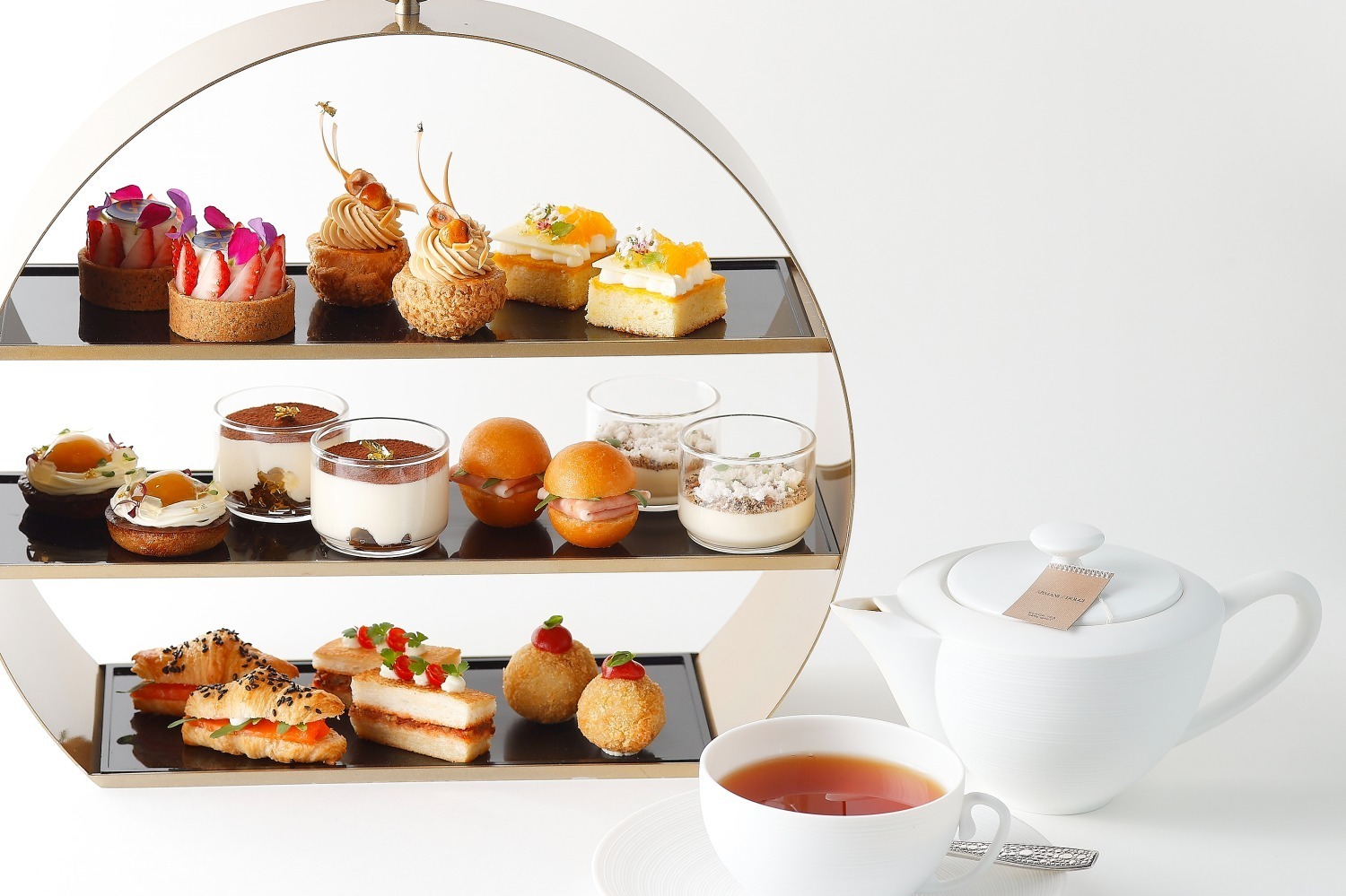 アルマーニ / リストランテの冬アフタヌーンティー、ナッツ×キャラメルの濃厚シューや柚子タルト