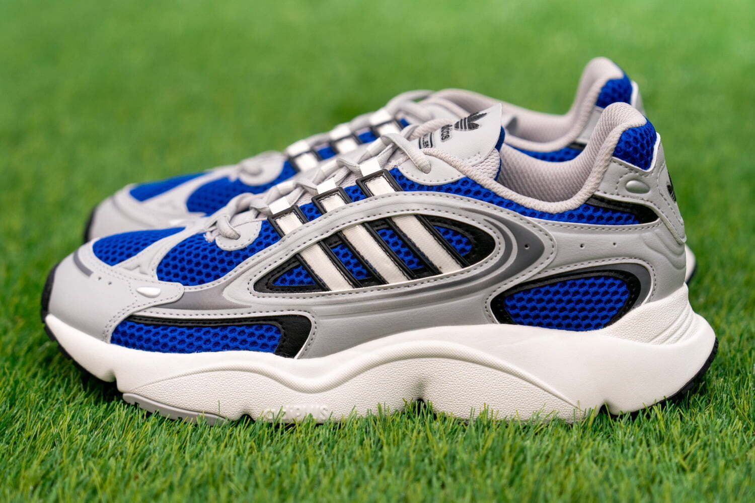 アディダス オリジナルス新作スニーカー“2000年代アーカイブ”着想、メタリック×高機能素材で