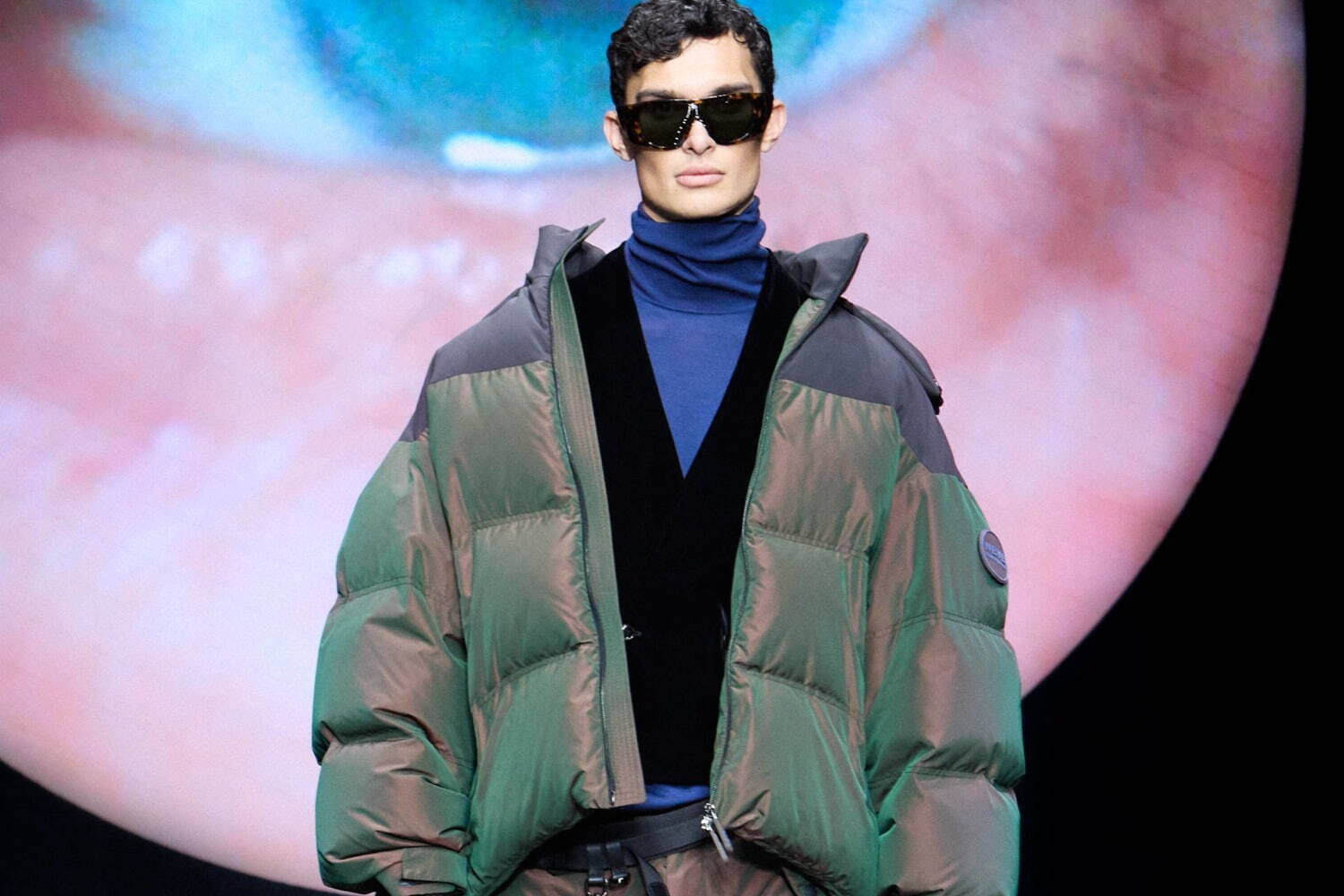 ジョルジオ アルマーニ 2024年秋冬メンズコレクション - 灰色の霧に濡れる、柔らかな気品