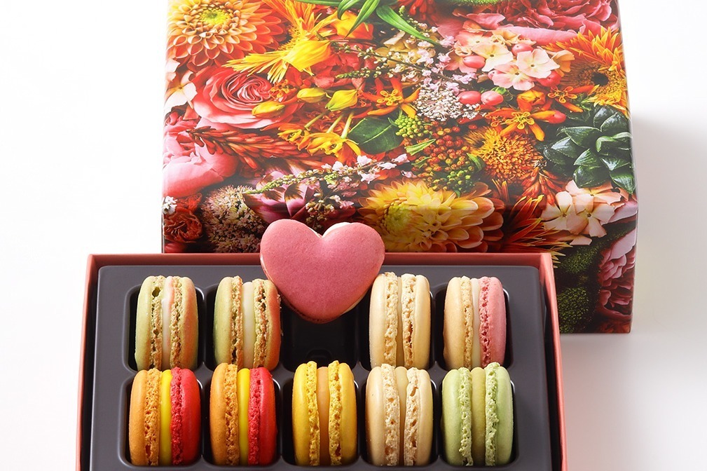 ピエール・エルメ・パリ24年ホワイトデー、花咲くマカロンBOXや真っ赤な“ハート型”ケーキなど