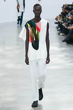 オム プリッセ イッセイ ミヤケ 2024年秋冬コレクション - 身体と衣服をつなぐ息吹｜写真4