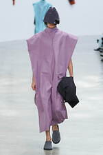 オム プリッセ イッセイ ミヤケ 2024年秋冬コレクション - 身体と衣服をつなぐ息吹｜写真21