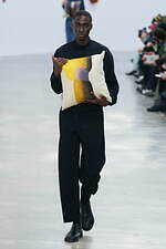 オム プリッセ イッセイ ミヤケ 2024年秋冬コレクション - 身体と衣服をつなぐ息吹｜写真28