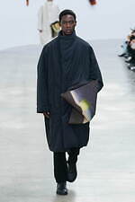 オム プリッセ イッセイ ミヤケ 2024年秋冬コレクション - 身体と衣服をつなぐ息吹｜写真30