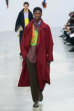 オム プリッセ イッセイ ミヤケ 2024年秋冬コレクション - 身体と衣服をつなぐ息吹｜写真34