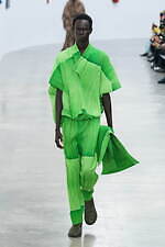 オム プリッセ イッセイ ミヤケ 2024年秋冬コレクション - 身体と衣服をつなぐ息吹｜写真52