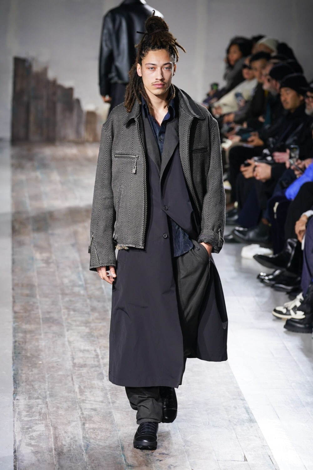 ヨウジヤマモト(Yohji Yamamoto) 2024-25年秋冬メンズコレクション  - 写真33