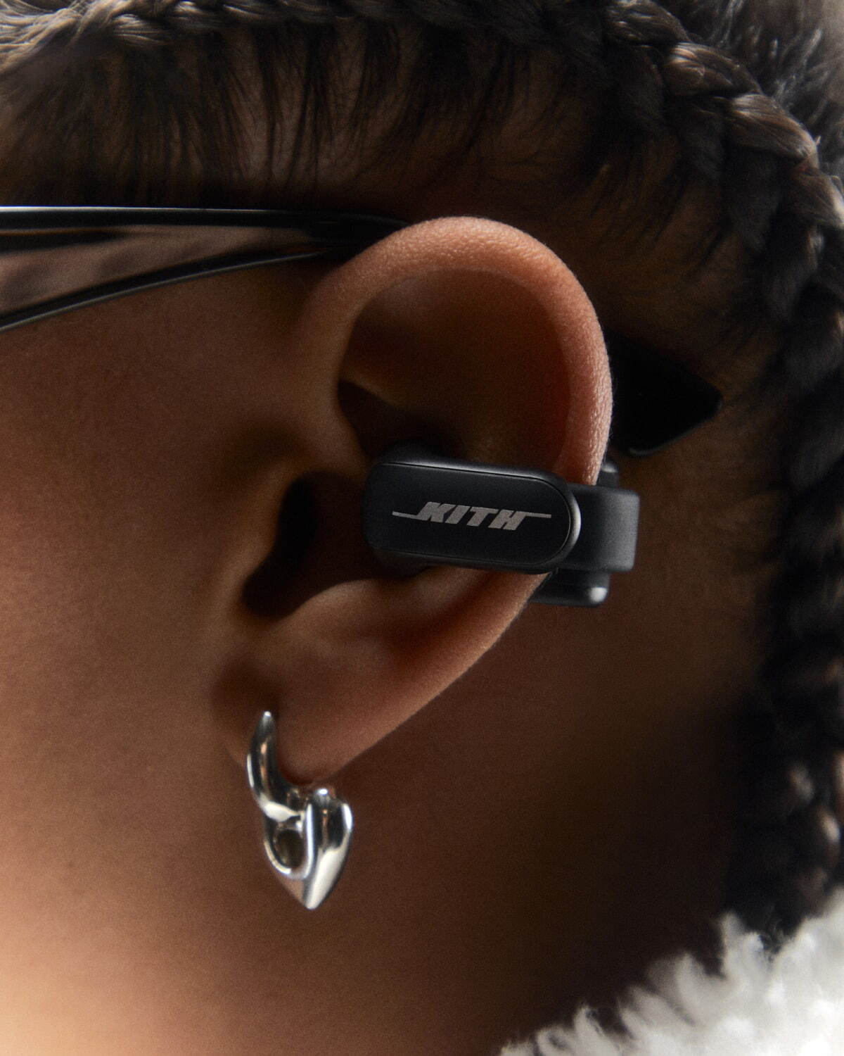 KITH×BOSE“イヤーカフ型”ワイヤレスイヤホン、マットブラックボディに初のコラボロゴを採用｜写真3