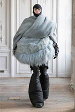 リック・オウエンス 2024年秋冬メンズコレクション - 揺らぐ身体のシルエット｜写真20