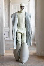 リック・オウエンス 2024年秋冬メンズコレクション - 揺らぐ身体のシルエット｜写真26