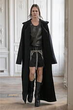 リック・オウエンス 2024年秋冬メンズコレクション - 揺らぐ身体のシルエット｜写真32