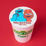 「セサミストリートマーケット」24年バレンタイン限定スイーツ＆グッズ、ぬいぐるみのチョコセットなど｜写真1