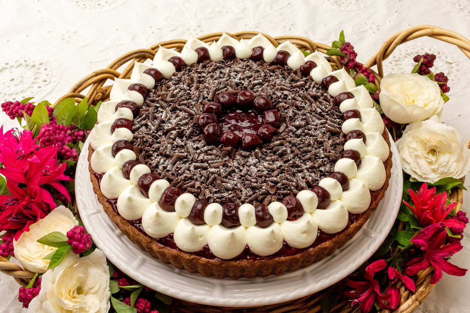 キル フェ ボン24年バレンタイン限定タルト、“さくらんぼ果肉入り”チョコタルトやオペラ風タルト