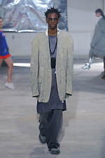 メゾン ミハラヤスヒロ 2024年秋冬コレクション - 都市の廃墟、ダイナミックな足取り｜写真2