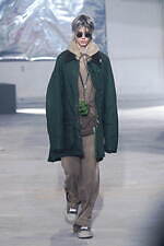 メゾン ミハラヤスヒロ 2024年秋冬コレクション - 都市の廃墟、ダイナミックな足取り｜写真38