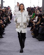 sacai 2024年秋冬コレクション - 大胆なシルエットに交錯するクラシック｜写真4