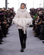 sacai 2024年秋冬コレクション - 大胆なシルエットに交錯するクラシック｜写真7