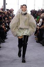 sacai 2024年秋冬コレクション - 大胆なシルエットに交錯するクラシック｜写真8