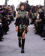 sacai 2024年秋冬コレクション - 大胆なシルエットに交錯するクラシック｜写真11