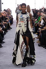 sacai 2024年秋冬コレクション - 大胆なシルエットに交錯するクラシック｜写真14