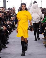sacai 2024年秋冬コレクション - 大胆なシルエットに交錯するクラシック｜写真17