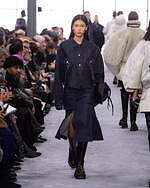 sacai 2024年秋冬コレクション - 大胆なシルエットに交錯するクラシック｜写真18