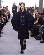 sacai 2024年秋冬コレクション - 大胆なシルエットに交錯するクラシック｜写真20